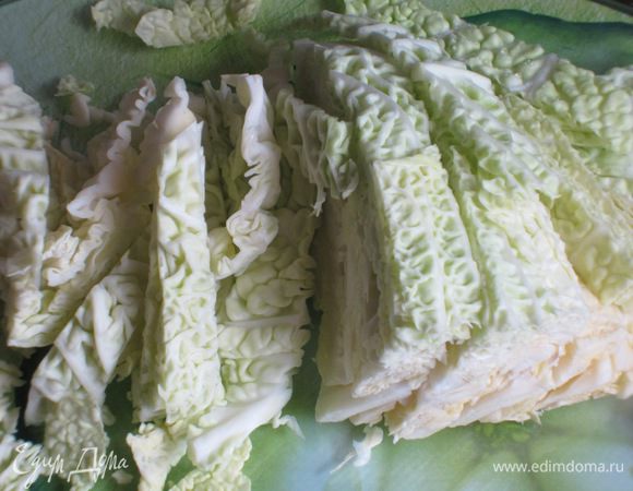 Капусту крупно нашинковать.