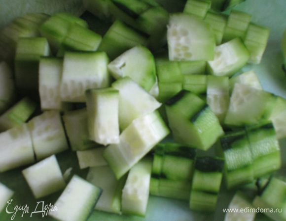 Огурец  нарезать кубиками.