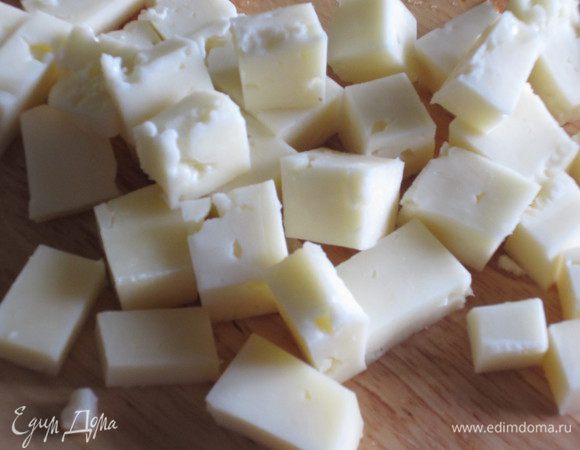 Cыр нарезать кубиками. 