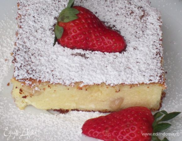 Когда пирог остынет,разрезать на куски и украсить половинкой клубники.Приятного аппетита:)