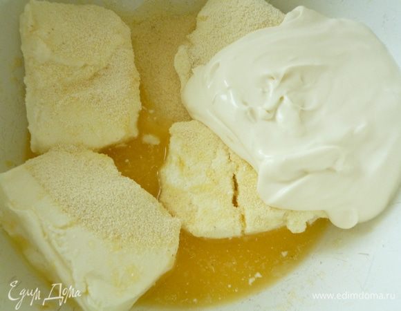 Приготовить начинку. К творожным сыркам добавить сок одного апельсина, манку, сметану и хорошо перемешать до однородной кремовой смеси.