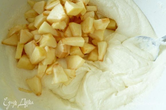 Яблоки почистить от кожуры, удалить сердцевину и нарезать их небольшими кусочками, добавить к сырковой смеси и перемешать.