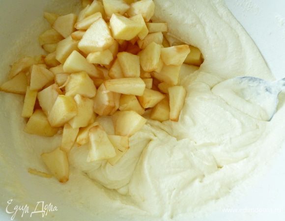 Яблоки почистить от кожуры, удалить сердцевину и нарезать их небольшими кусочками, добавить к сырковой смеси и перемешать.