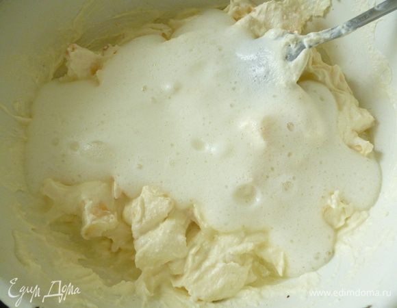 Белки взбить с щепоткой соли в пышную пену, добавить к начинке. 