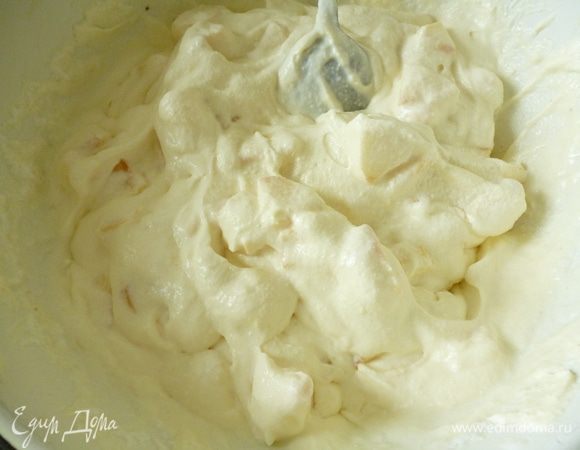 И аккуратно перемешать движениями снизу вверх, что бы белки не осели и начинка была воздушной