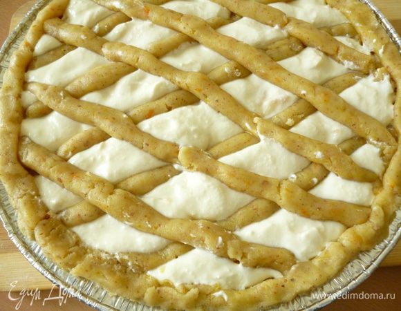 Выкладываем начинку  в форму с слегка запеченной основой из теста. Из оставшегося теста скатать тонкие жгутики и оформить верх пирога. Ставим опять в духовку и выпекаем 35-40 минут. Начинка должна схватиться, а полосочки и края пирога немного зарумяниться. Готовый пирог полностью остудить. Приятного вам чаепития!