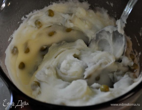 Добавляем зеленый горошек (можно использовать консервированный), можно до 1 стакана, в зависимости от ваших предпочтений и перемешаем. Формируем в котлеты, можно обсыпать сухой хлебной крошкой, я без нее.