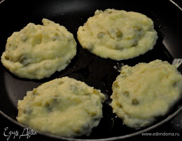 Выкладываем на прогретую сковороду с растительным маслом картофельные котлеты. Переворачиваем через несколько минут.