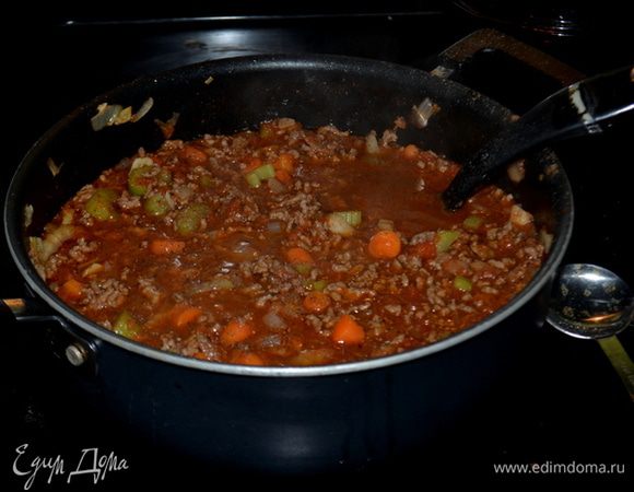 Выложить в овощи обратно фарш. Добавить томаты из блендара,томатную пасту, говяжий бульон и специи. Огонь убавить на медленный и тушить примерно 30 мин.