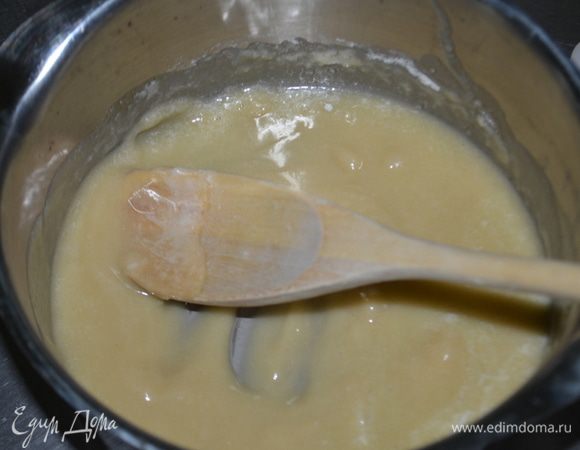 Разогреть духовку до 180 гр. Смазать маслом одну большую форму или две квадратные жаропрочные.
Подготовим бешамель соус.
Масло сливочное растопить на плите, добавить муку, чтоб мука не поменяла цвет, а приобрела блеск.