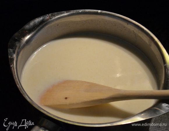 Осторожно влить теплое молоко частями, после каждого вливания помешиваем.Соус не должен быть комками, а одной консистенции.  Снять с огня добавить специи и сыр. Перемешать.