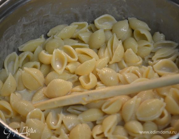 В готовую пасту добавим половину соуса и перемешаем,вторую часть сохраним.