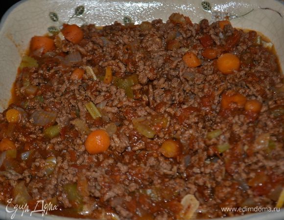 Выложим половину пасты в приготовленные формы или в одну большую. Затем мясной соус. Затем пасту и остатки бешамель соуса.
