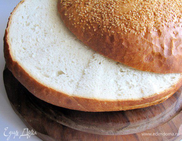 Отрежьте от буханок верх так, чтобы оставшиеся части были примерно одинакового диаметра (верх не понадобится).