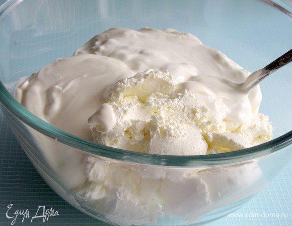 Приготовьте крем. Для этого смешайте в большой миске творожный сыр, сметану и майонез. Приправьте перцем.