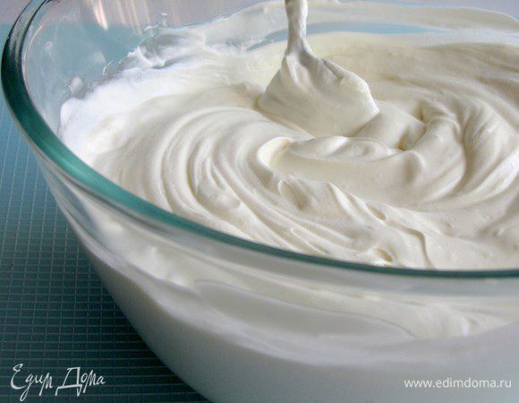 Хорошо перемешайте. Если масса слишком плотная, можно добавить немного сливок, чтобы она легко намазывалась (мне сливки не понадобились).