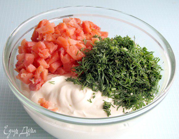 Во вторую часть — мелко нарезанную красную рыбу и укроп.