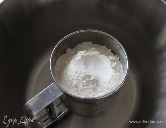 Для того, чтобы приготовить тесто, необходимо просеять муку в глубокую миску