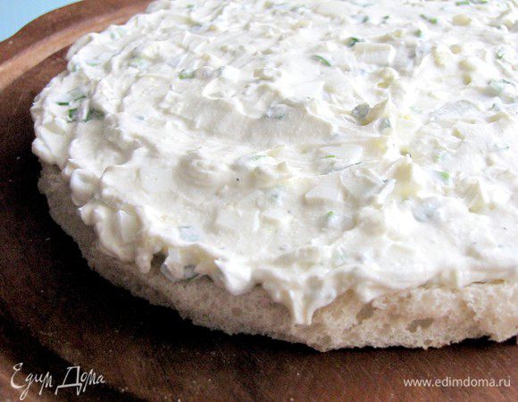 Начинаем собирать торт. Первый слой обильно смажьте яичным кремом.