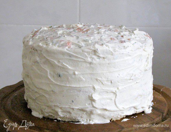 Смажьте бока торта кремом, который отложили ранее. В таком виде ему нужно дать настояться в холодильнике от 30 минут до 2 часов, но это необязательно.