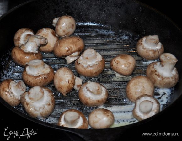 На чугунной сковороде растопим  1 1/2 стол.л сливочного масла. Обжарим грибы 6-7 мин. готовые грибы переложим на тарелку.