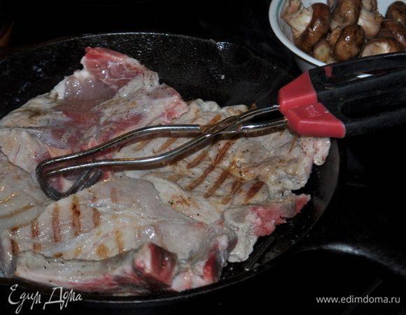 Затем выложим свиные котлеты,предварительно посолить и поперчить. Обжариваем примерно 8 мин. Выложим на тарелку.