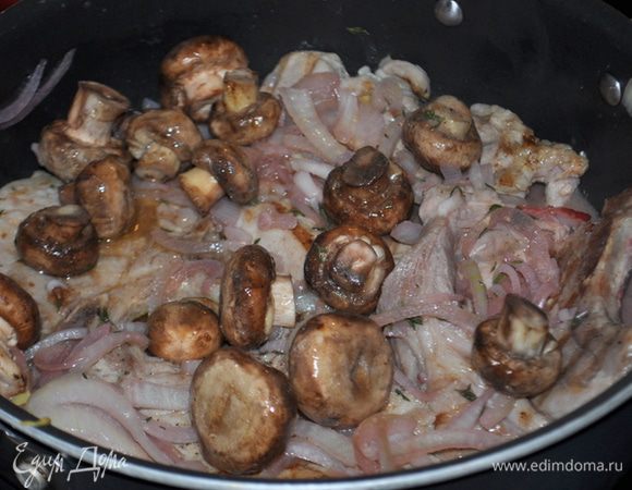 Затем обжарим лук,примерно 1-2 мин. Выльем вино и кипятим примерно 2 мин. Затем добавим бульон и варим еще 2 мин. Горчицу и тимьян добавить и перемешать. Вернем грибы и свиные котлеты, доведем до готовности.