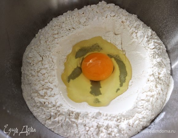 По центру сделать широкую лунку и вбить в нее яйцо