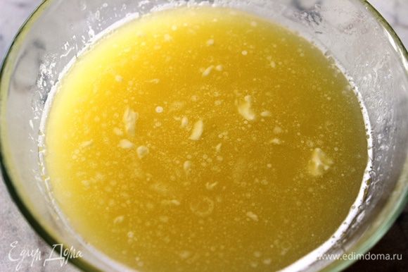 В маленькой миске растопить сливочное масло, остудить....добавить к нему растительное масло, воду, соль и сахар....все перемешать
