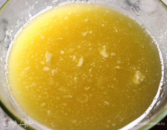 В маленькой миске растопить сливочное масло, остудить....добавить к нему растительное масло, воду, соль и сахар....все перемешать