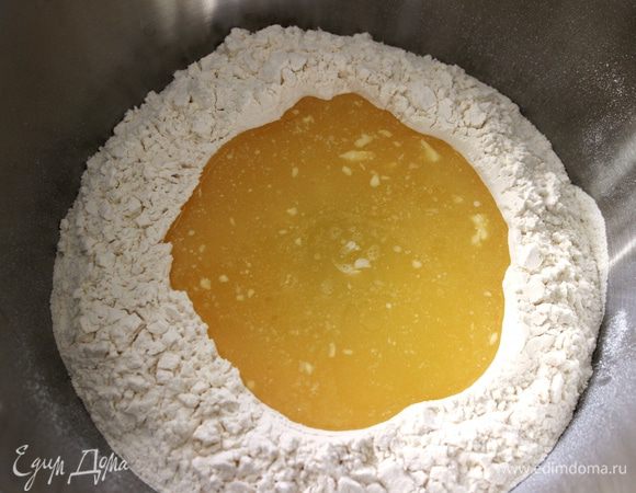 Полученную смесь добавить в лунку к яйцу и вилкой начать понемногу подмешивать муку