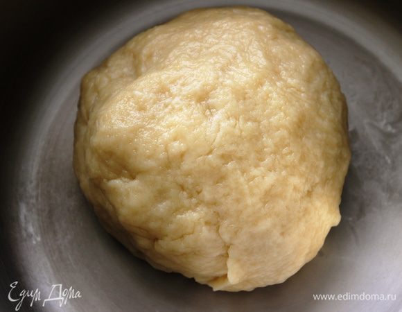 Месить минут 5...затем накрыть пленкой или полотенцем и поставить в холодильник минут на 15. В это время подготовить ингредиенты для начинки