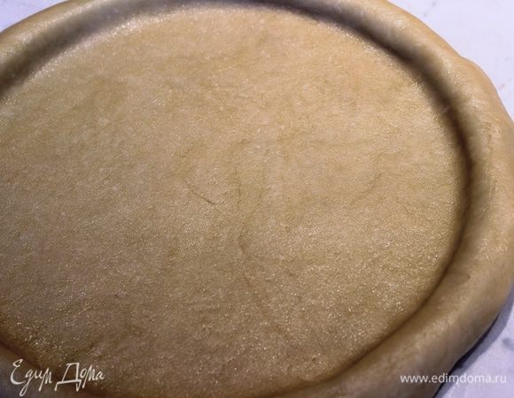 Тесто раскатать в круг, диаметр которого больше, чем форма примерно на 4 см. Аккуратно перенести раскатанный пласт на форму