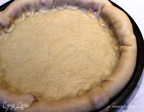 Загнуть края теста, накрыв сосиски, и хорошенько защипать, чтобы не было отверсий