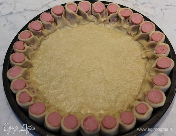 Постараться закрепить тесто и убрать промежутки между сосисками, чтобы начинка не подтекала во время запекания