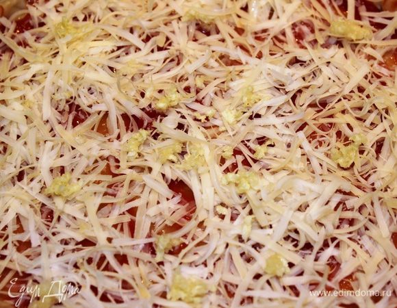 Сыр полутвердый (1/2 часть) натереть и присыпать сверху (здесь можно добавить половину зубчика чеснока - натереть на мелкой терке)