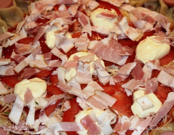 Пластинки бекона нарезать соломкой и распределить его по поверхности