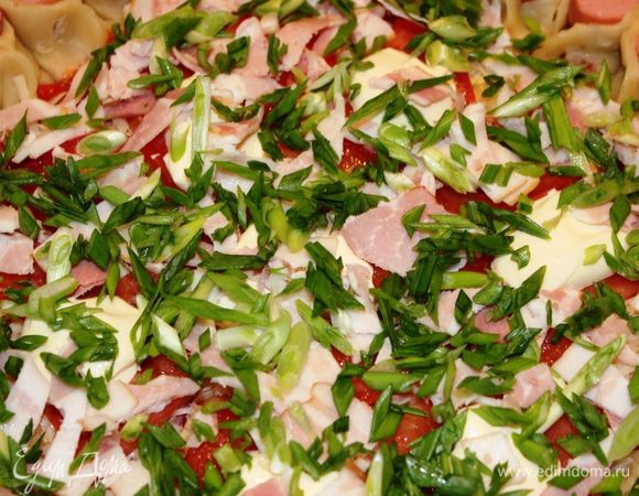 Нарезать перья зеленого лука и присыпать кусочки бекона