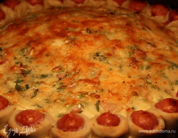 Запекать при температуре 200-220 градусов 30 минут (сначала при большой температуре, затем можно ее уменьшить). На снимке пицца за 5 минут до полной готовности. Готовую пиццу-пирог присыпать сыром Пармезан для пикантности и можно подавать к столу)))