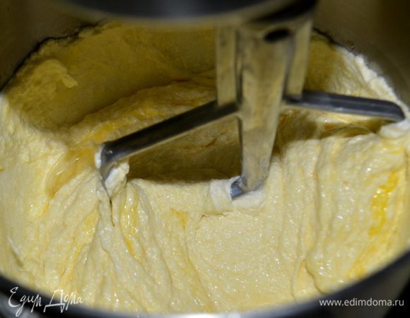 Разогреть духовку до 160 гр. Взбить сливочное имасло и шортенинг до кремового состояния.Добавим сахар и продолжаем взбивать до воздушного состояния. Затем мед и по яйцу за раз.Перемешиваем каждый раз.