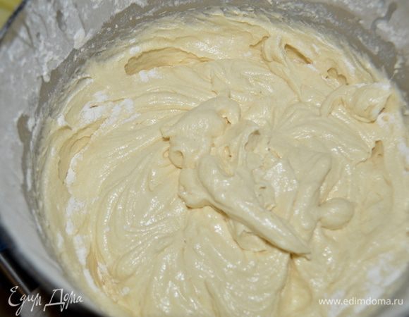 Смешаем муку  ,разрыхлитель и соль. Добавим в маслянную смесь с молоком,начиная мукой и закнчивая ею. Смешиваем все это на медленной скорости.