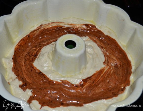 Выложим половину теста в форму,затем корицу или жидкое варенье разольем по кругу 2-3 ложки.
Корицу можно смешать в равных частях с водой.