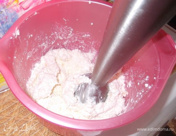 Сыр натираем на мелкой терке.

