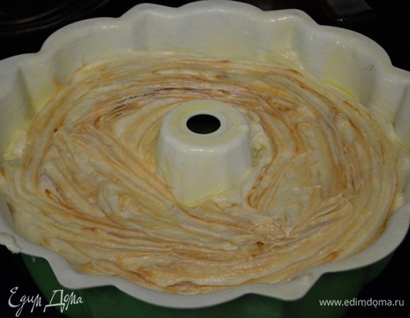 Доложим тесто,разравняем и поставим в духовку на 1 час. Проверяем зубочисткой.
