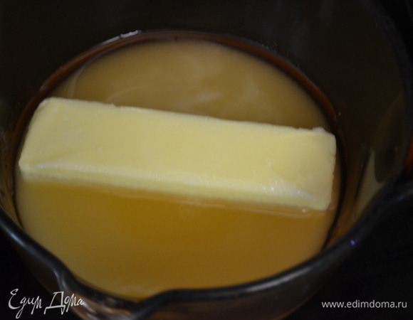 За 10 мин.до приготовления сделаем  глазурь. Смешаем все ингридиенты в кастрюльке и поставим на огонь часто помешиваем.Примерно 3 мин.
Готовую глазурь выльем в 1 стакан,вторую часть сохраним.