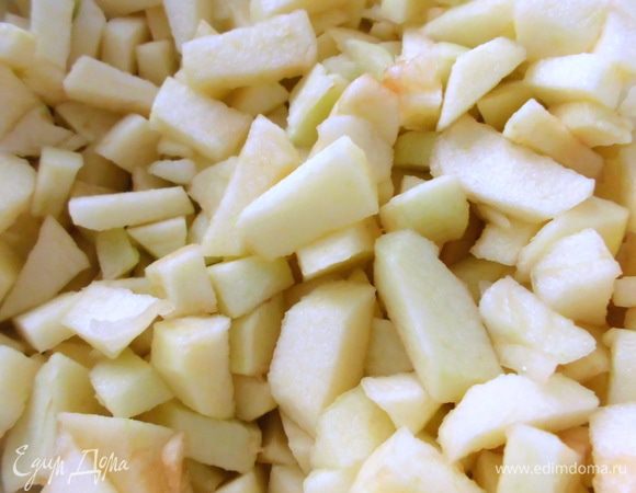 Яблоки очистить от кожуры и мелко нарезать. Взбрызнуть соком лимона.