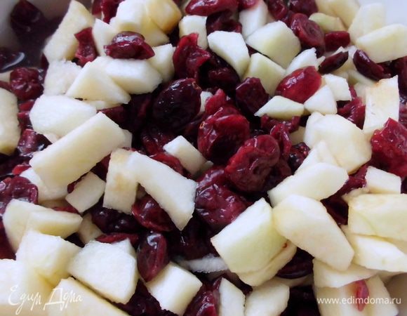 Перемешать их с клюквой, залить горячей водой (но не кипятком!), накрыть и оставить на 10 минут. 