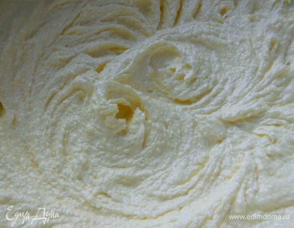 Духовку разогреть до 190 градусов. Большую прямоугольную форму (у меня 22 х 30 см) выложить бумагой для выпечки, смазанной маслом. Муку просеять в миску вместе с разрыхлителем. В отдельной миске взбить сливочное масло с сахаром до посветления.