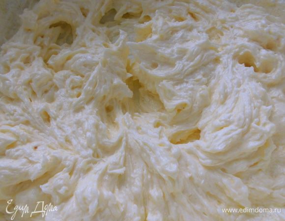 Добавить яйцо и ванильный ароматизатор, взбить немного до пышной кремообразной массы.