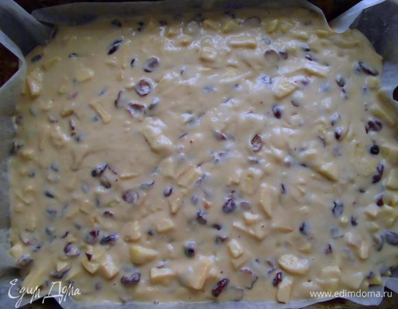 В тесто положить яблоки с клюквой (и оставшейся водой!) и тщательно перемешать. Сразу будет тесто отдельно, вода отдельно. Тут главное запастись терпением и продолжать аккуратно вымешивать до однородной массы. Выложить тесто в форму, выпекать до готовности.